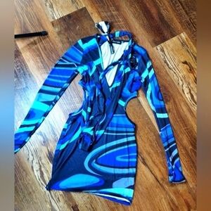 Prettylittlething dress size 0 NWT cut off dress Abstract design